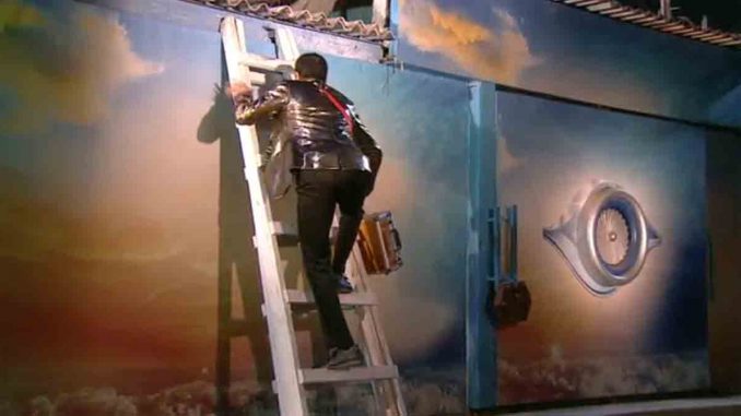 images_Cinema_Masala_Rahul Mahajan jumping the wall to enter Bigg Boss House